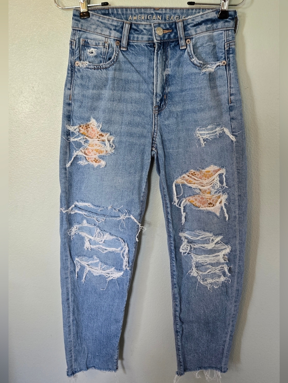 American Eagle | Patch Strigid Ripped Distressed Frayed Ankle Mom Jeans Size 0 S